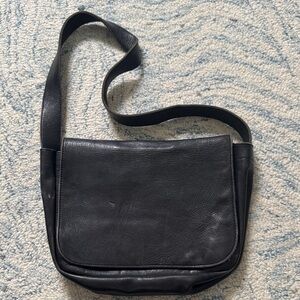 Vintage craftmasters of Nantucket, black leather Velcro purse